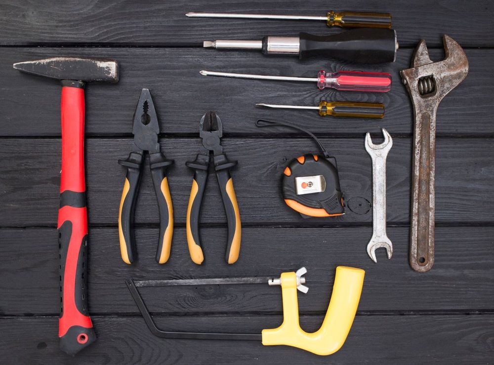Ferramentas manuais usadas em reparos e manutenção